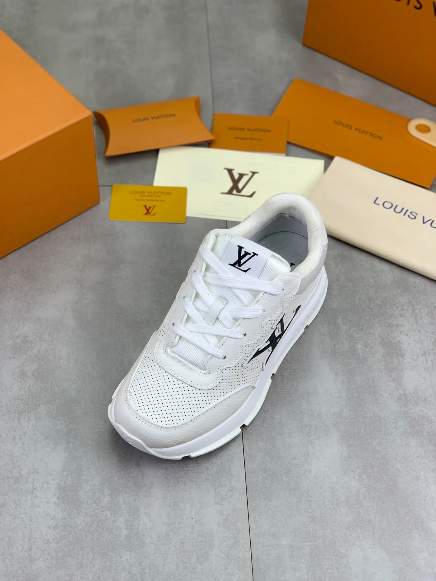 Factory price P700 💶 Top version [LOUIS VUITTON] Couple 🧑‍🤝‍🧑 Craftsman style Counter series (original order) New style 🍀LV Louis Vuitton - top version LV classic high-top trendy shoes! Made of imported original craft calfskin, original breathable lining, and original wear-resistant, lightweight, high-end TPU outsole! High quality products! 3️⃣ colors available, code numbers: female 35-39, male 39-44 (female 40, male 45 46 customized)